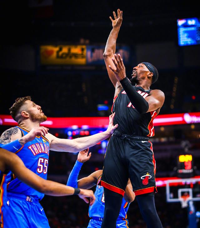 热火客场战胜黄蜂,士气大振全队备战季后赛 热火客场战胜黄蜂,士气大振全队备战季后赛