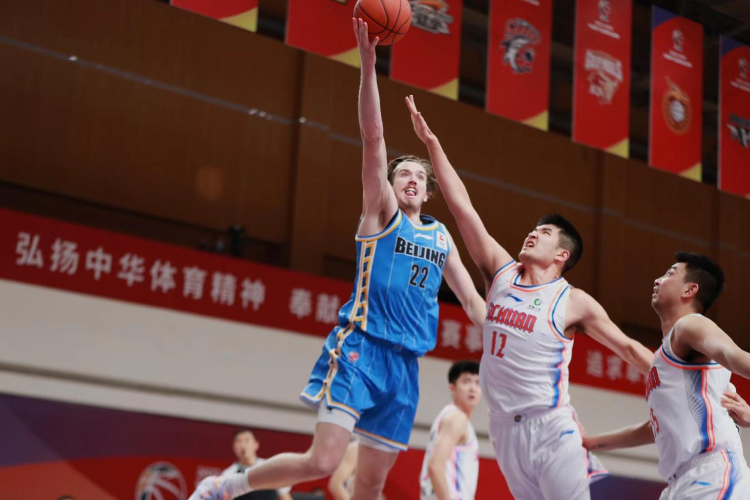 开云体育官方入口-汉诺威队员团结一心赢球，艰难取胜