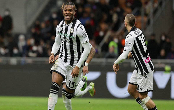 乌迪内斯球员战胜对手,豪取胜利 乌迪内斯球员战胜对手,豪取胜利