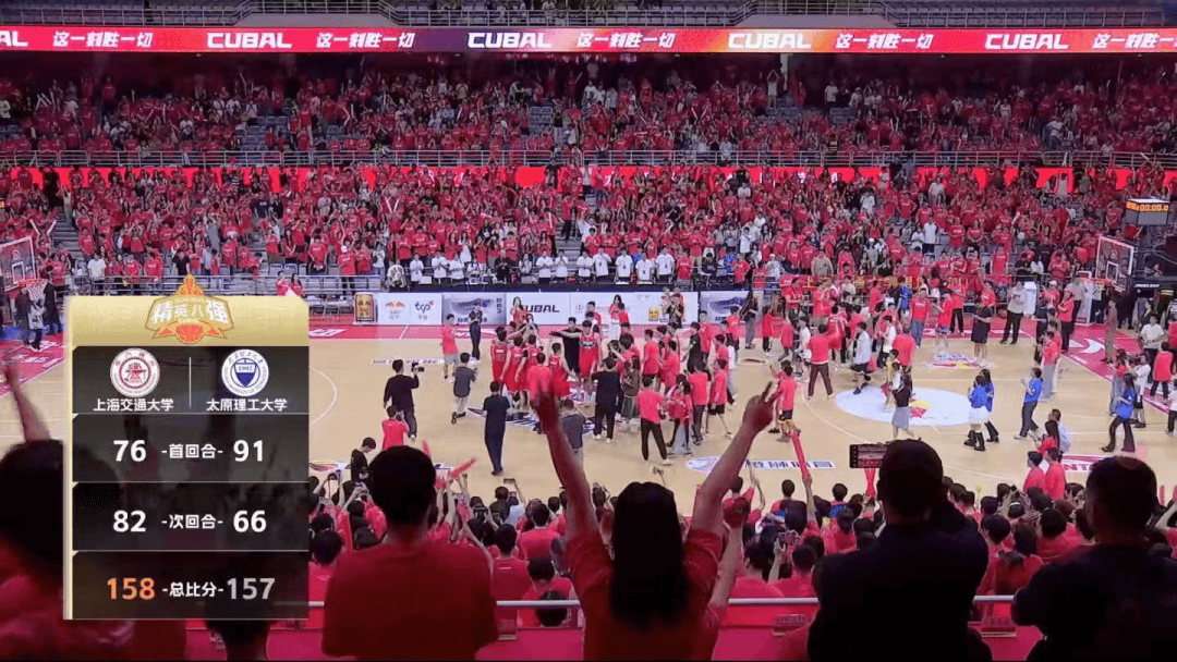 队员们意气风发，为了获得胜利，全力以赴拼搏在赛场上！