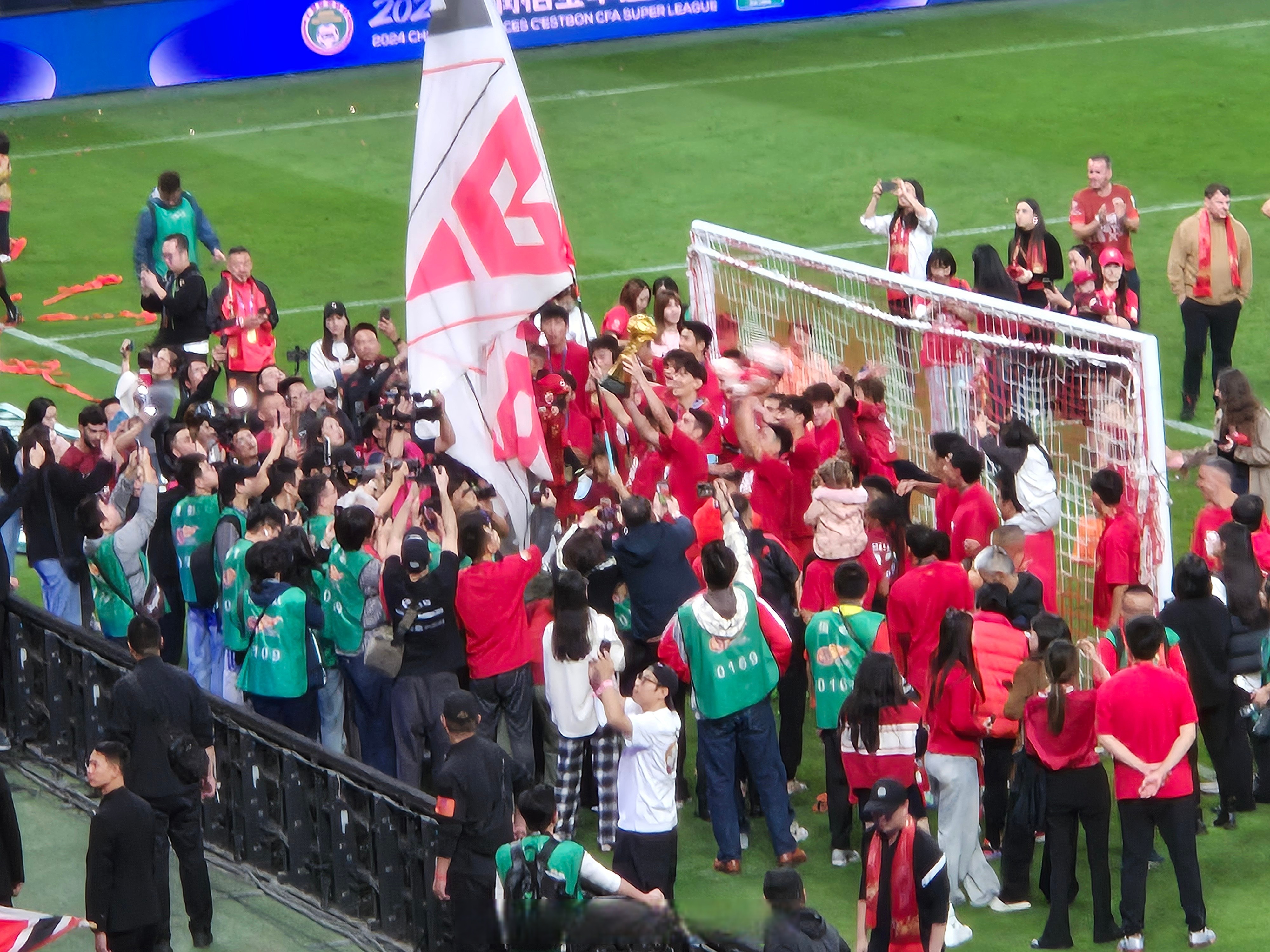 上海上港客场战胜重庆当代,继续领先的简单介绍 上海上港客场战胜重庆当代,继续领先的简单介绍