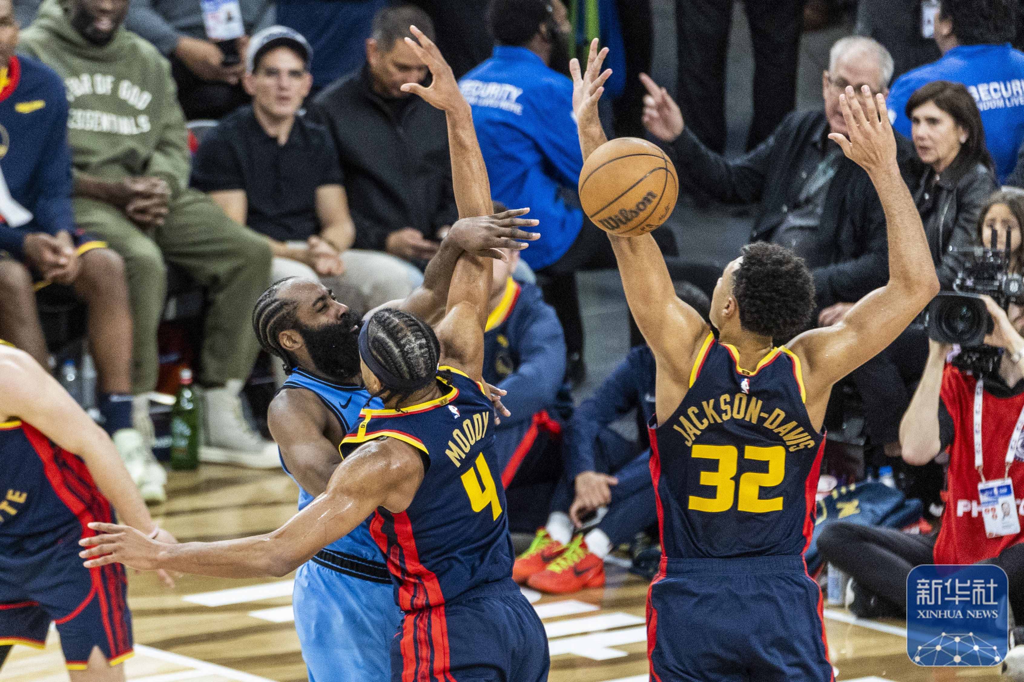 开云体育中国官网-热火朝天的比拼！球队在场上拼尽全力的简单介绍