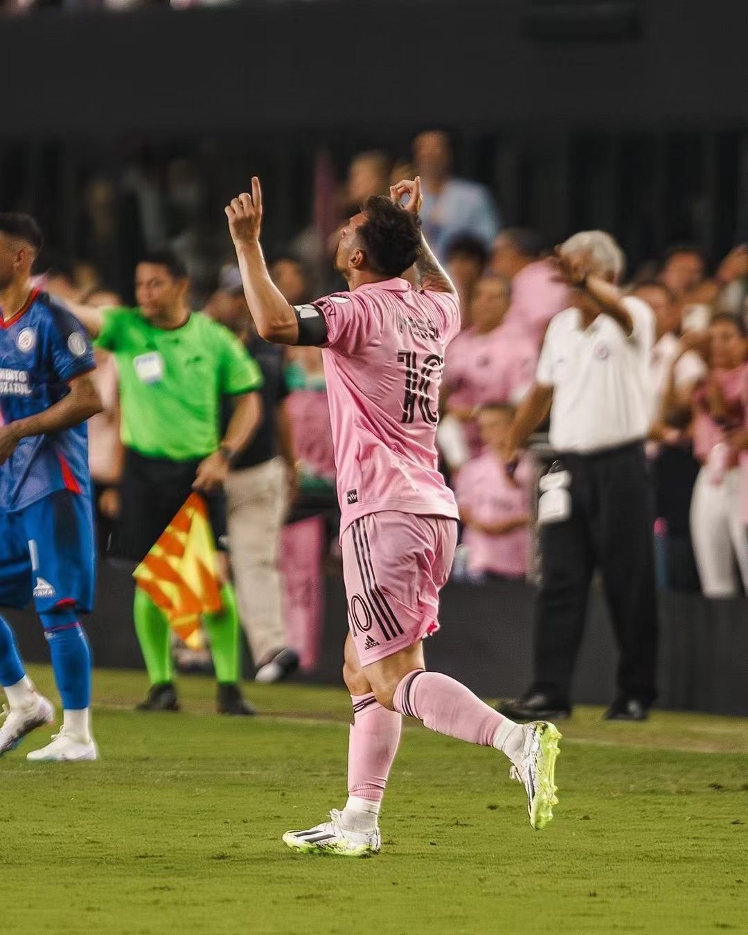 欧洲决赛赛场上出现绝杀一幕,引爆热议 欧洲决赛赛场上出现绝杀一幕,引爆热议