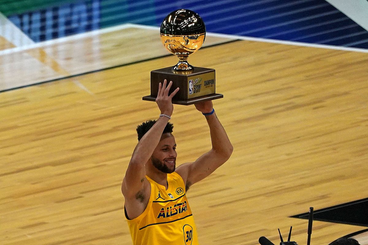 湖人队豪取三连胜，一路领先轻松晋级的简单介绍