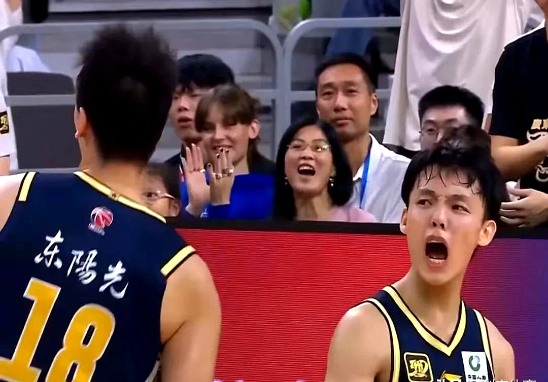 包含主队球员在比赛中发挥出色，拿下胜利的词条