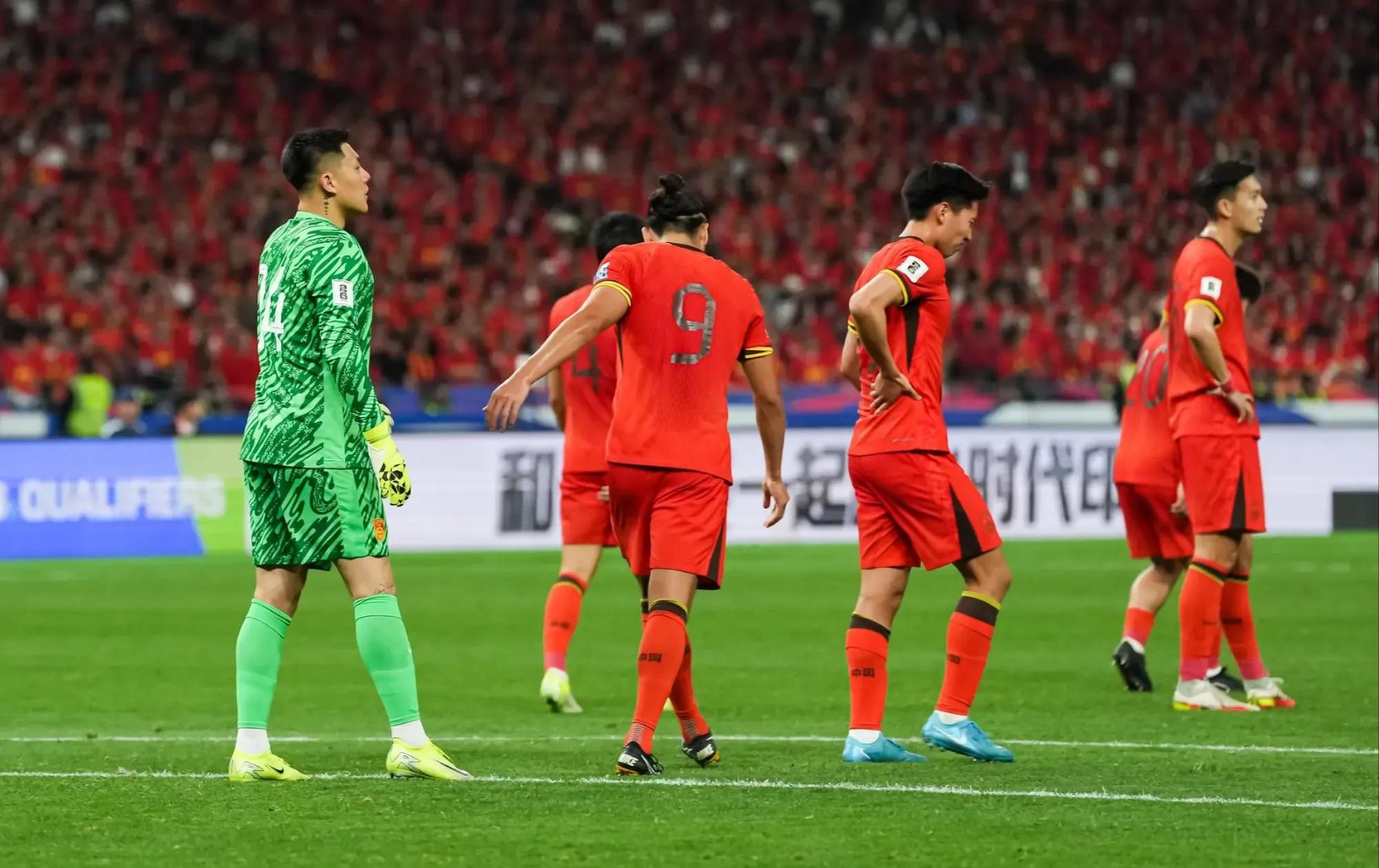 亚洲强队在赛场上交锋,球迷热情高涨 亚洲强队在赛场上交锋,球迷热情高涨