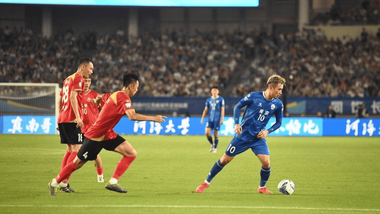 开云体育登录-包含足球盛宴陆续上演，球迷热情高涨的词条