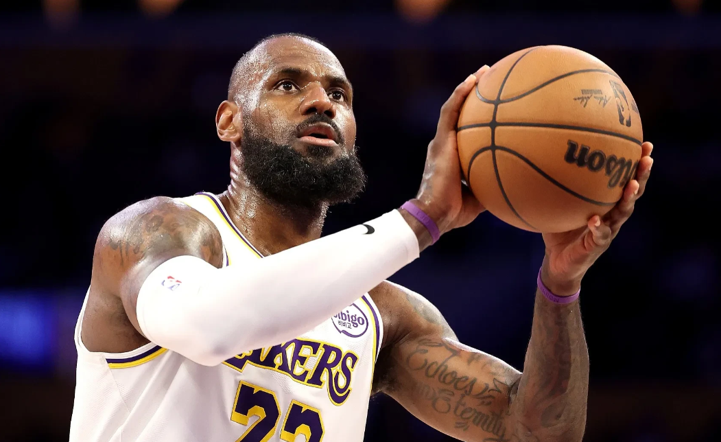 湖人队延续连胜势头,詹皇率队领跑西部榜首 湖人队延续连胜势头,詹皇率队领跑西部榜首