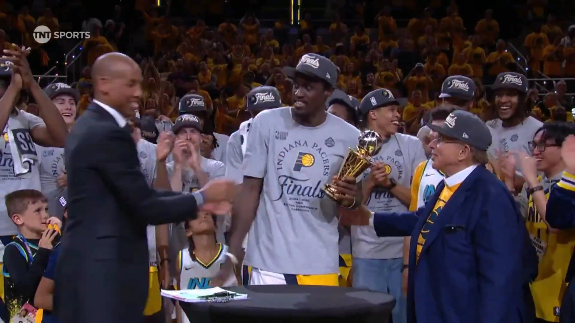 开云体育官网-美国选手喜获铜牌，深情拥抱胜利的简单介绍