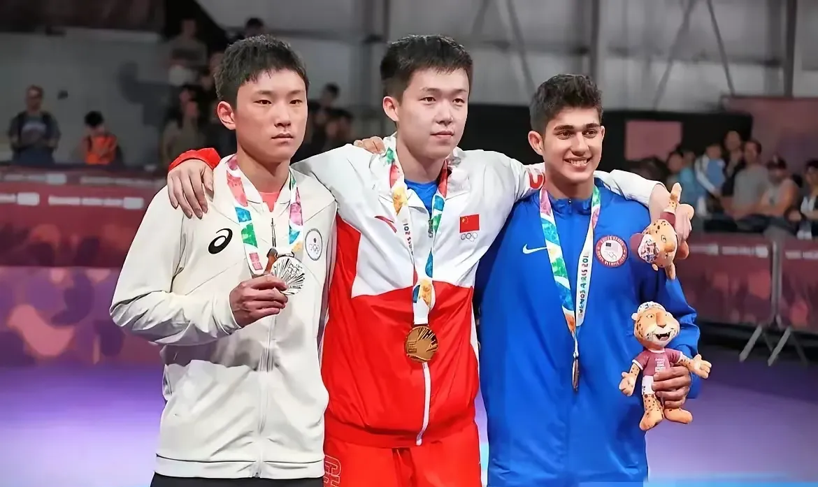 美国选手喜获铜牌,深情拥抱胜利的简单介绍 美国选手喜获铜牌,深情拥抱胜利的简单介绍