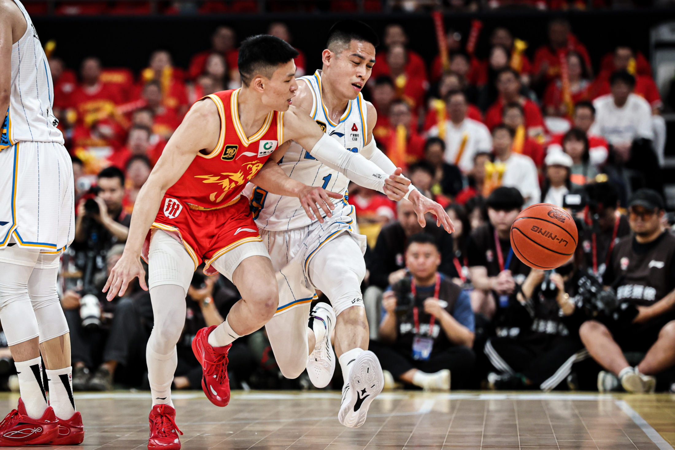 开云体育官网入口-比赛中球队战胜实力强劲的对手，实现突破