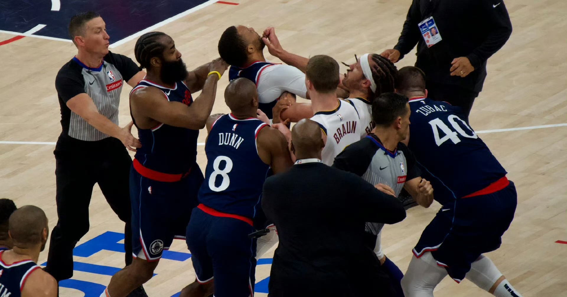 开云体育在线登录-瓦朗西恩队在法国联赛中横扫对手