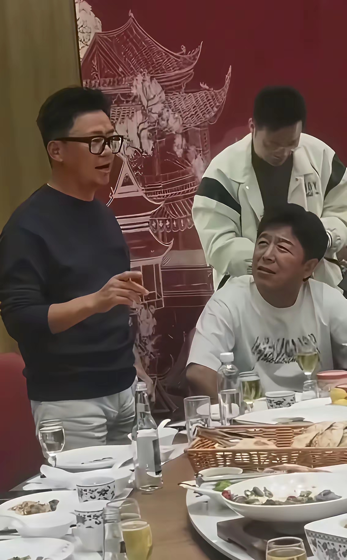 包含黄渤现身球场助威，球迷热情为他欢呼加油的词条