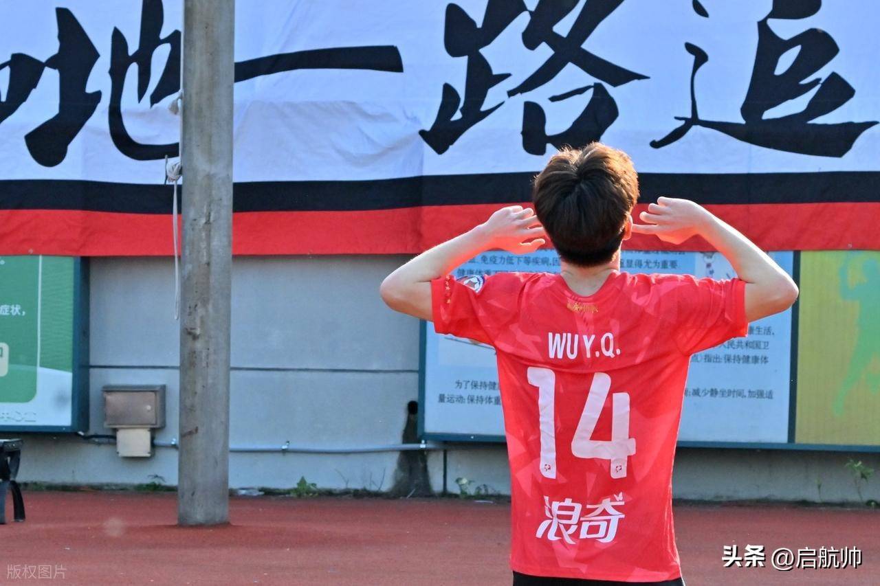 开云体育入口-包含中国足球联赛球员比拼速度，场面剑拔弩张的词条