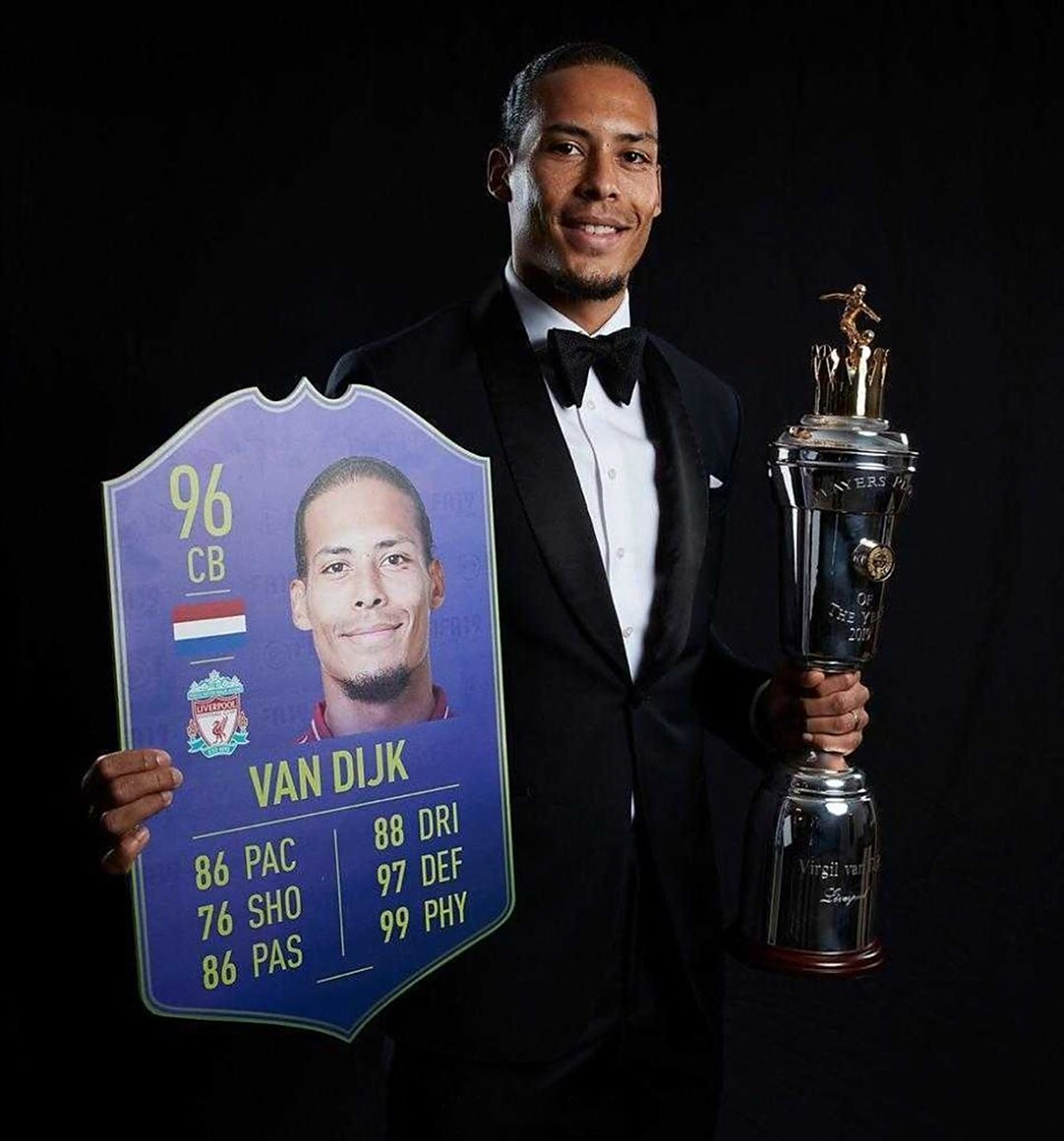 后卫参加慈善比赛获得最佳球员 后卫参加慈善比赛获得最佳球员