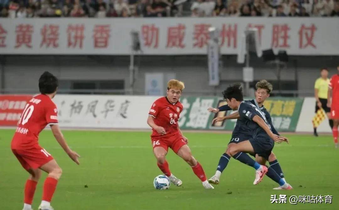 足球明星在比赛中表现抢眼,连续斩获进球的简单介绍 足球明星在比赛中表现抢眼,连续斩获进球的简单介绍