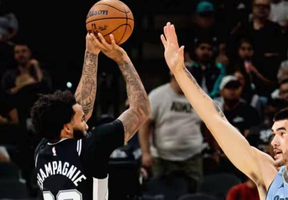 马刺队老将经验丰富打出关键球 马刺队老将经验丰富打出关键球